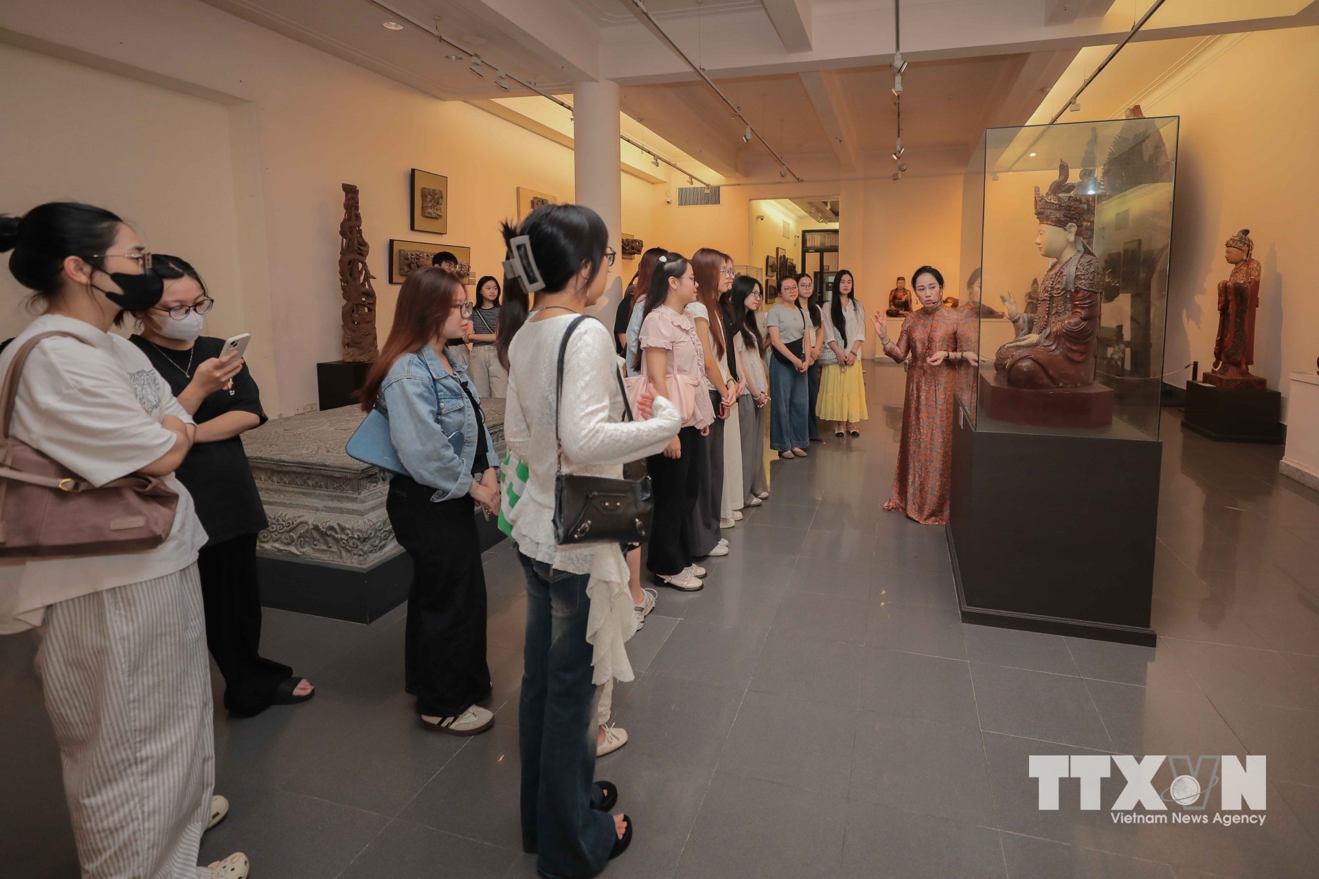 Khoảng 200 hiện vật được số hóa bằng phần mềm chuyên dụng, đưa lên iMuseum VFA để lưu giữ và phát huy giá trị di sản tại Bảo tàng Mỹ thuật Việt Nam. (Ảnh: Phan Phương/TTXVN)